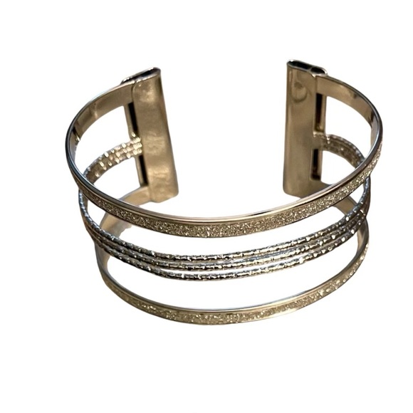 🎉HP🎉Beautiful, hollow silver cuff bracelet with glitter detail.$21🎉HP🎉 - Picture 7 of 9